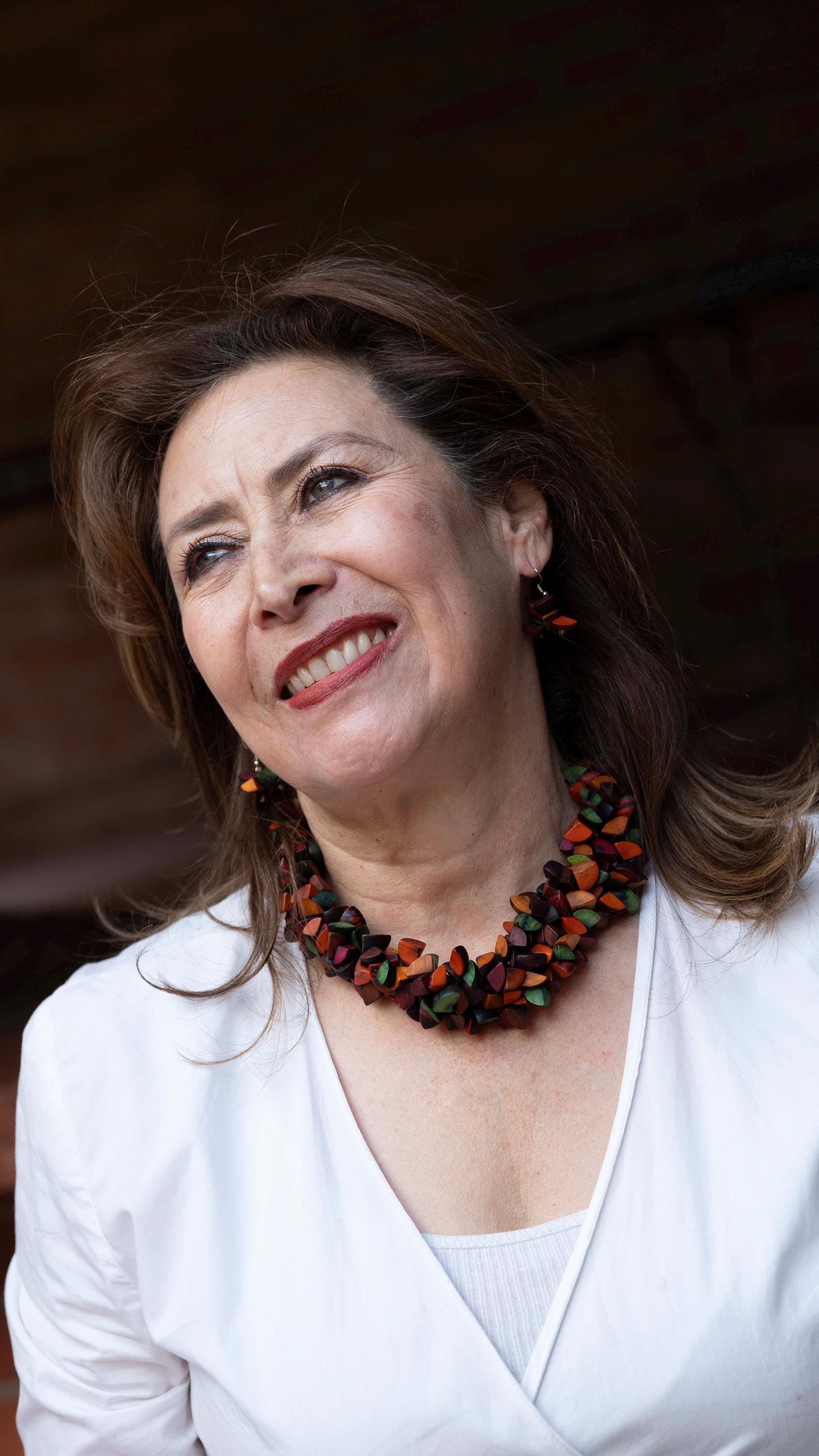 Elegant big chunky choker.