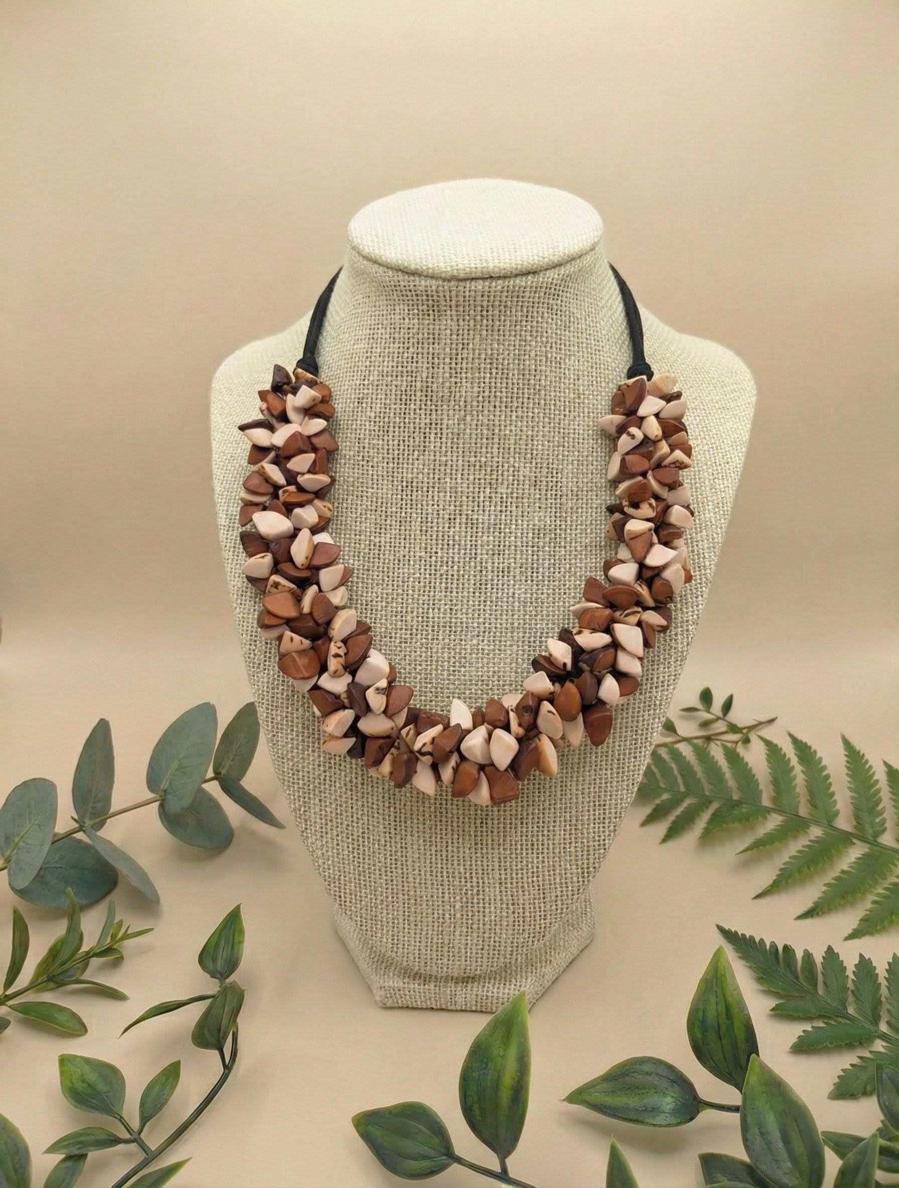 Elegant big chunky choker.