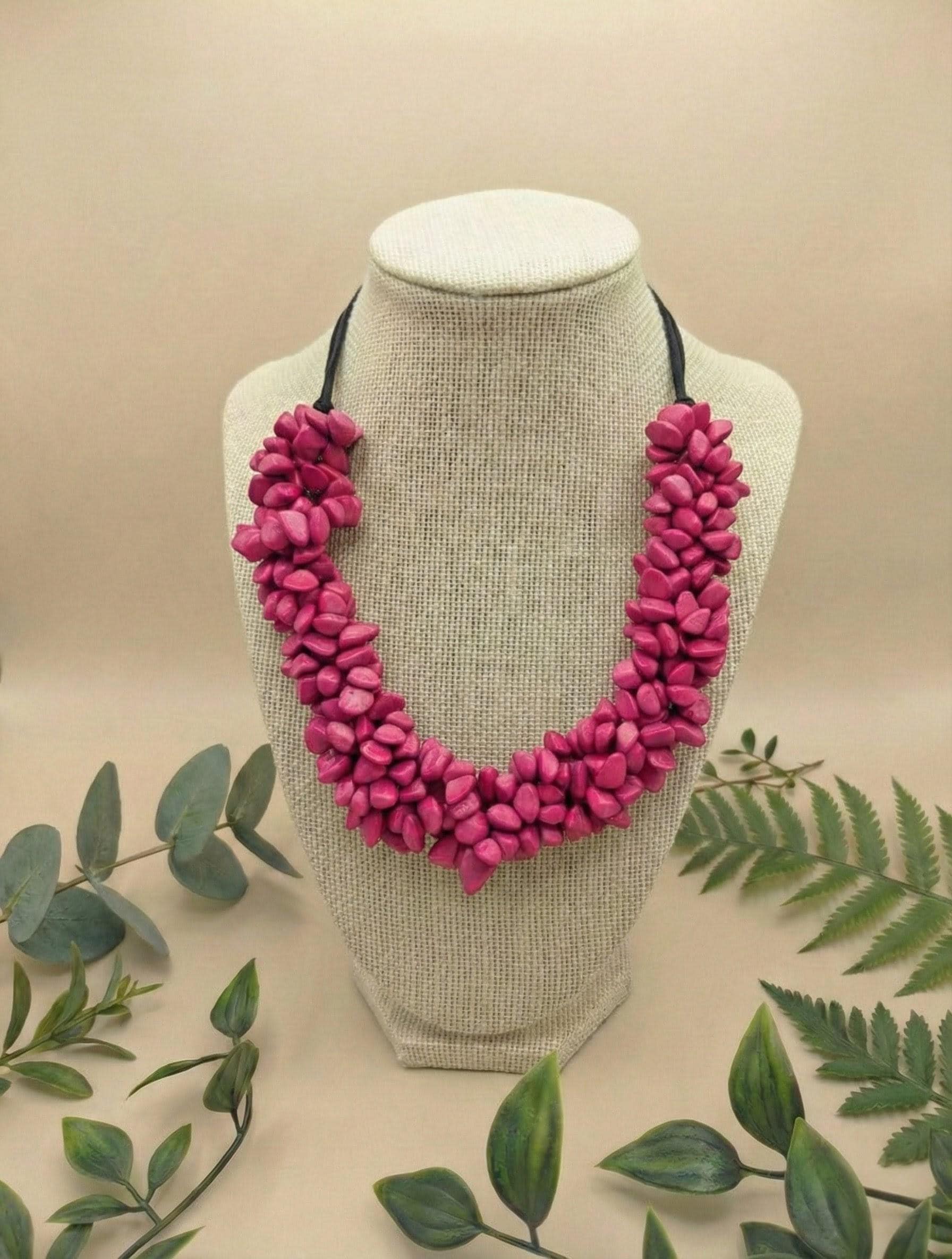 Elegant big chunky choker.