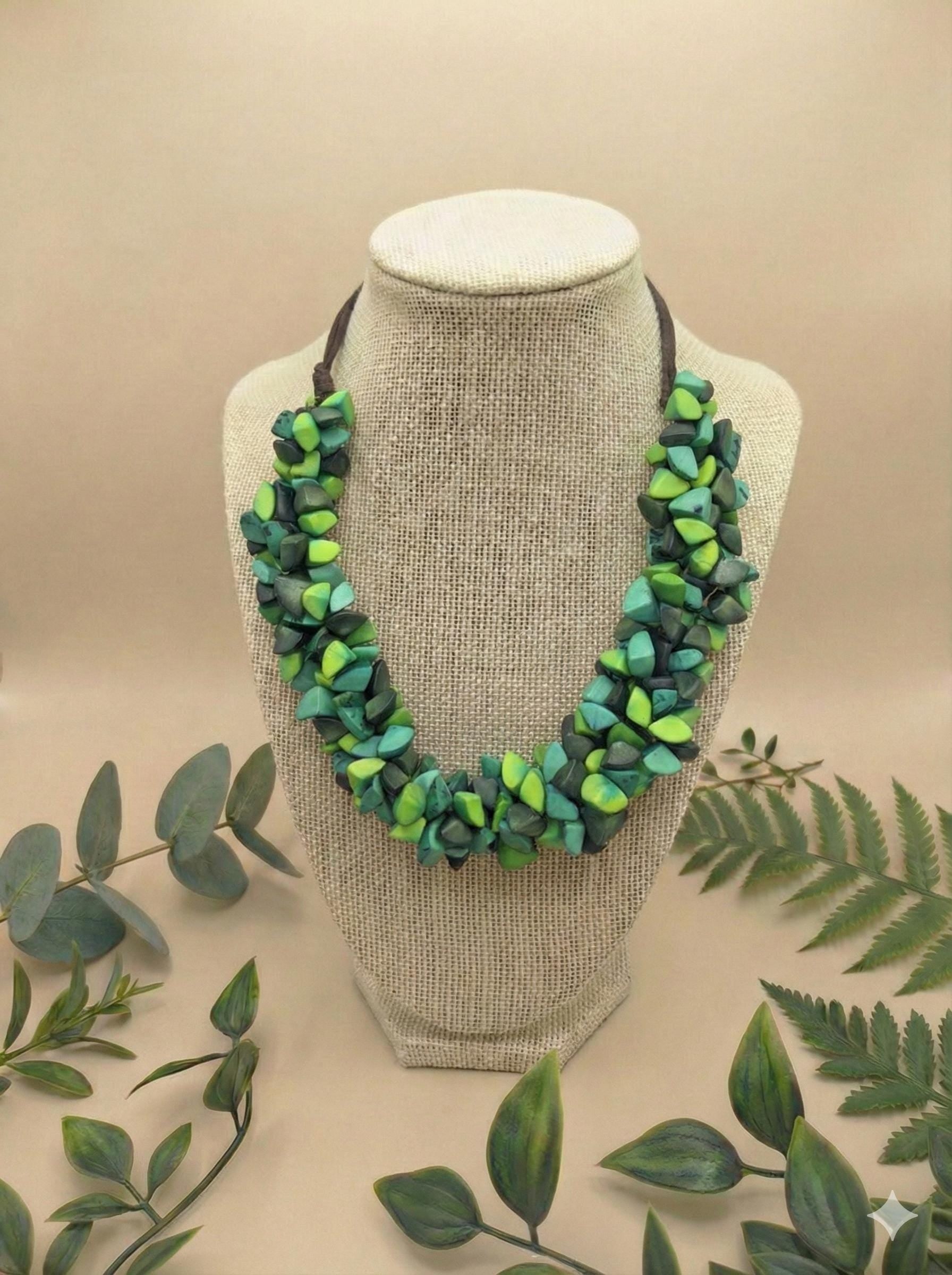 Elegant big chunky choker.