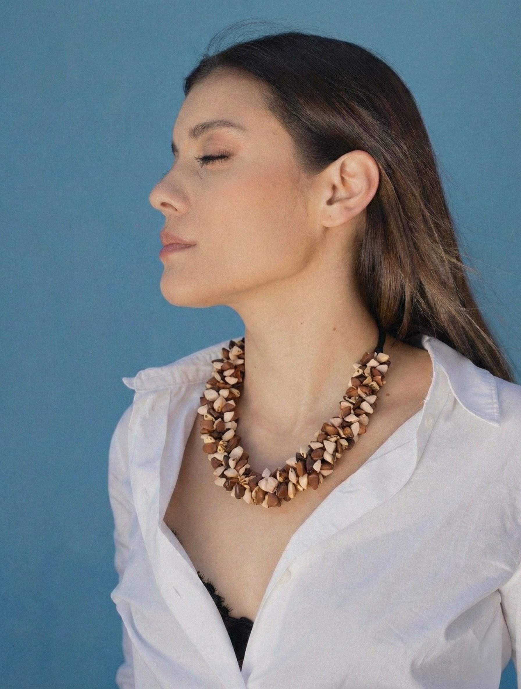 Elegant big chunky choker.