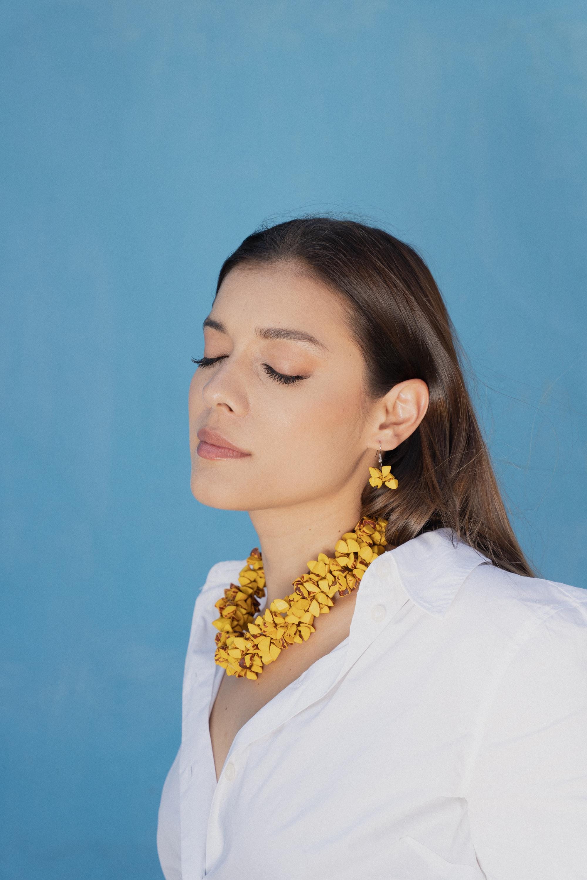 Elegant big chunky choker.