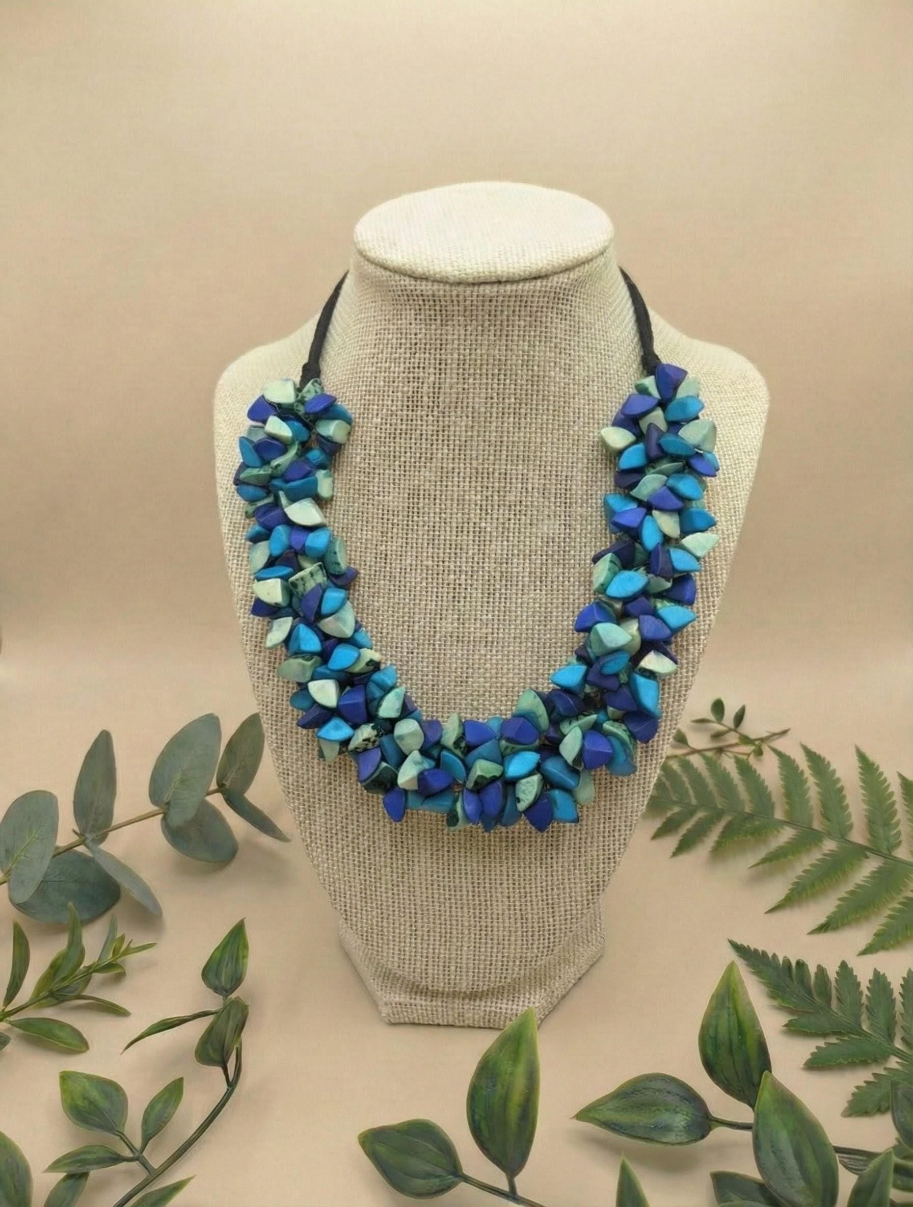 Elegant big chunky choker.