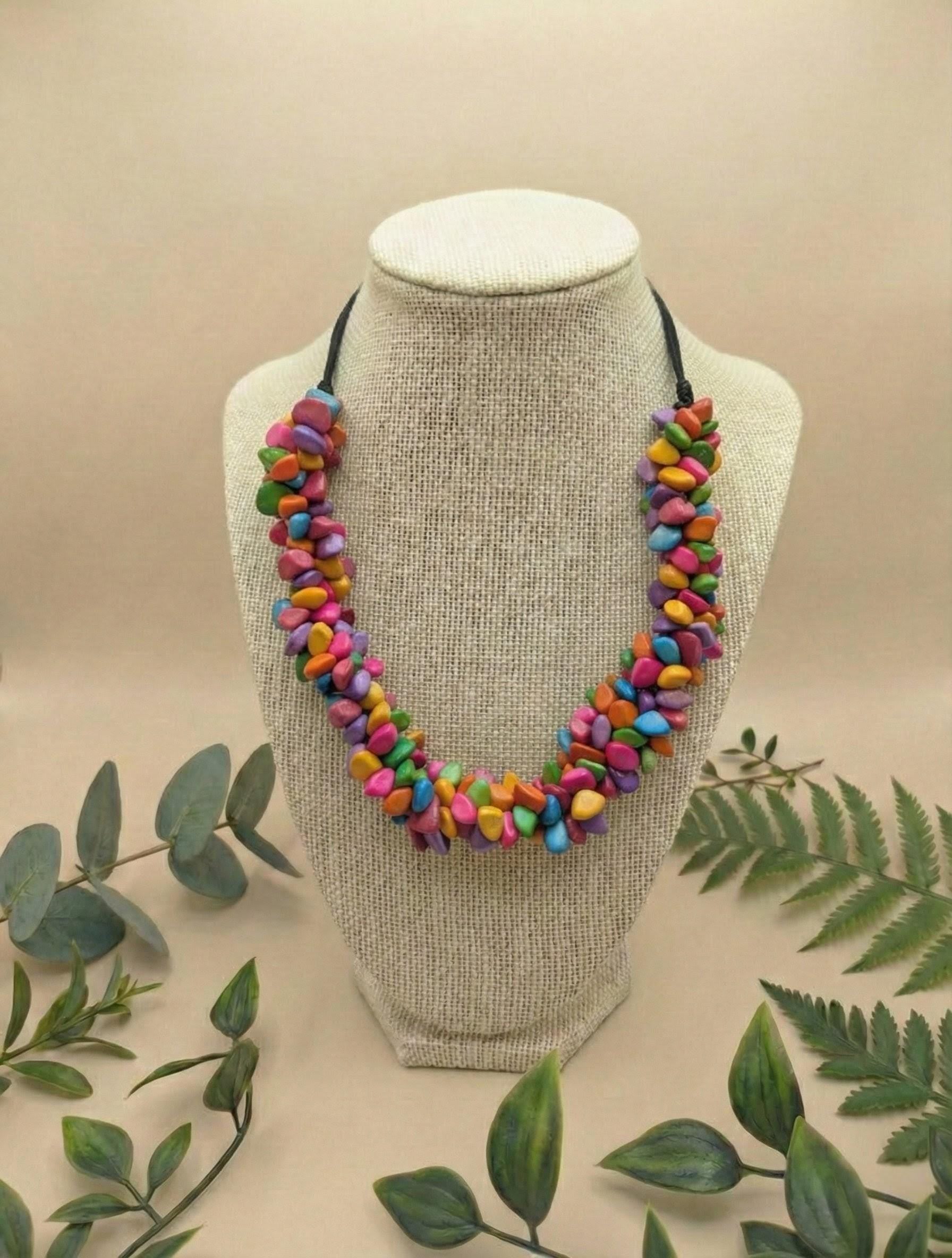 Elegant big chunky choker.